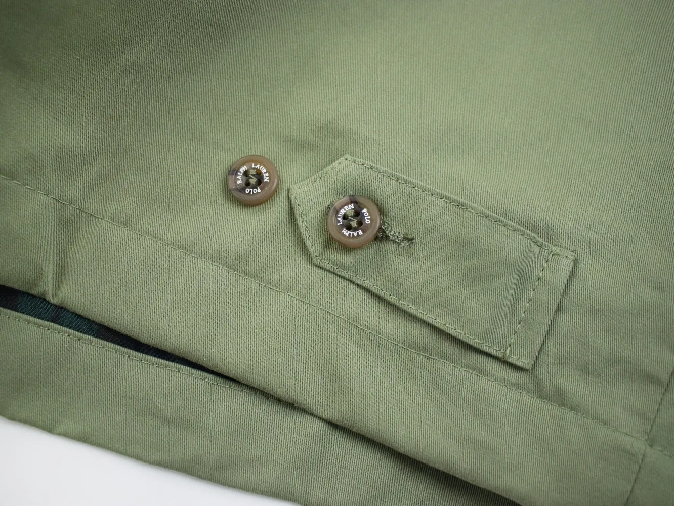 🅿️350 Ralph Lauren's new 2024 classic old money style stand collar executive zipper jacket 1️⃣Selected from high-quality original developed pure cotton fabrics, with customized plaid lining inside, the overall wear effect is very soft and comfortable, 2️⃣The workmanship details are perfectly controlled, the chest is exquisitely embroidered with small logos, and the dropped shoulders are made of unique splicing technology to highlight your personality! The version is simple but not simple! 3️⃣ Complete with tag accessories, unisex design, and a very versatile jacket for men and women! Color: black, navy, khaki, green Size: S, M, L, XL